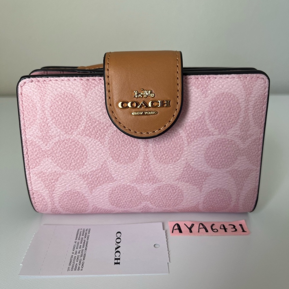 Coach Medium Corner Zip Wallet
In Signature Canvas🎈🎈